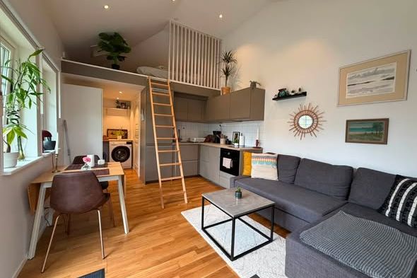 Modernt gästhus med loft i Snättringe